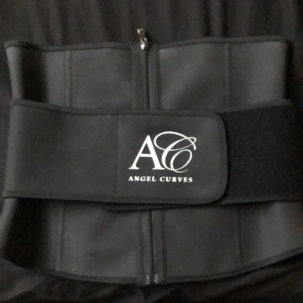 This is a brand new waist trainer , From angel curves , xxl fits like a L